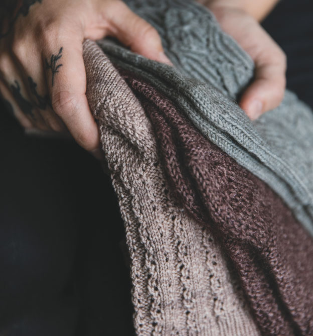 52 Wochen Socken stricken - Band 1 - Das außergewöhnlichste Sockenbuch aller Zeiten. Edler Leineneinband, Prägung und Lesebändchen