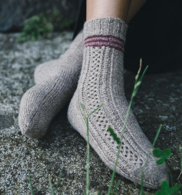 52 Wochen Socken stricken - Band 1 - Das außergewöhnlichste Sockenbuch aller Zeiten. Edler Leineneinband, Prägung und Lesebändchen