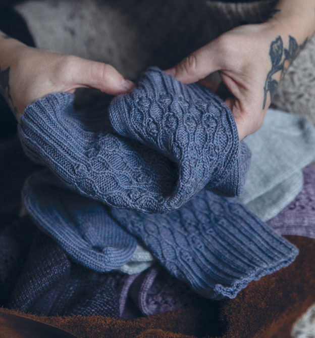 52 Wochen Socken stricken - Band 1 - Das außergewöhnlichste Sockenbuch aller Zeiten. Edler Leineneinband, Prägung und Lesebändchen