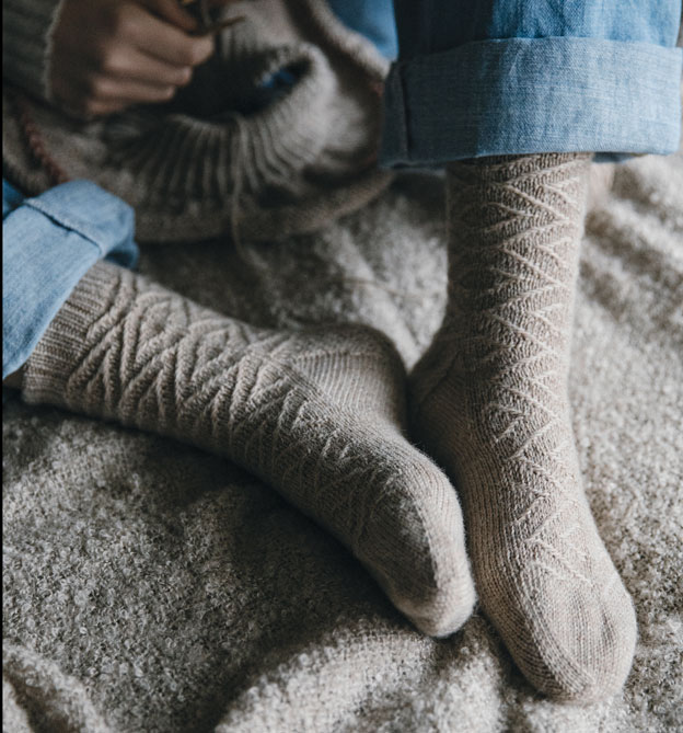 52 Wochen Socken stricken - Band 1 - Das außergewöhnlichste Sockenbuch aller Zeiten. Edler Leineneinband, Prägung und Lesebändchen
