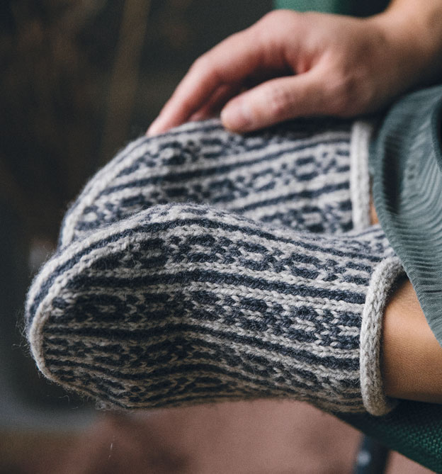 52 Wochen Socken stricken - Band 1 - Das außergewöhnlichste Sockenbuch aller Zeiten. Edler Leineneinband, Prägung und Lesebändchen