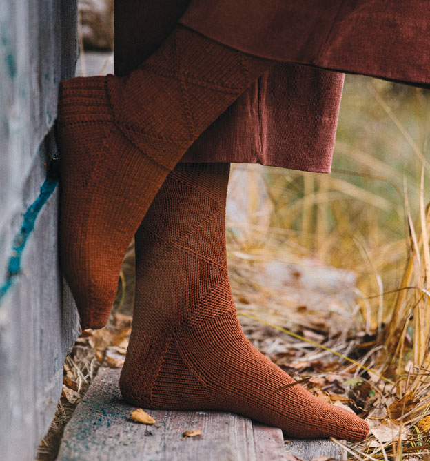 52 Wochen Socken stricken - Band 1 - Das außergewöhnlichste Sockenbuch aller Zeiten. Edler Leineneinband, Prägung und Lesebändchen